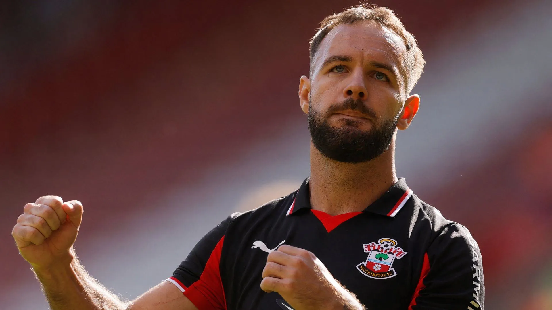 Adam Armstrong thi đấu cho Southampton trong trận gặp Brighton