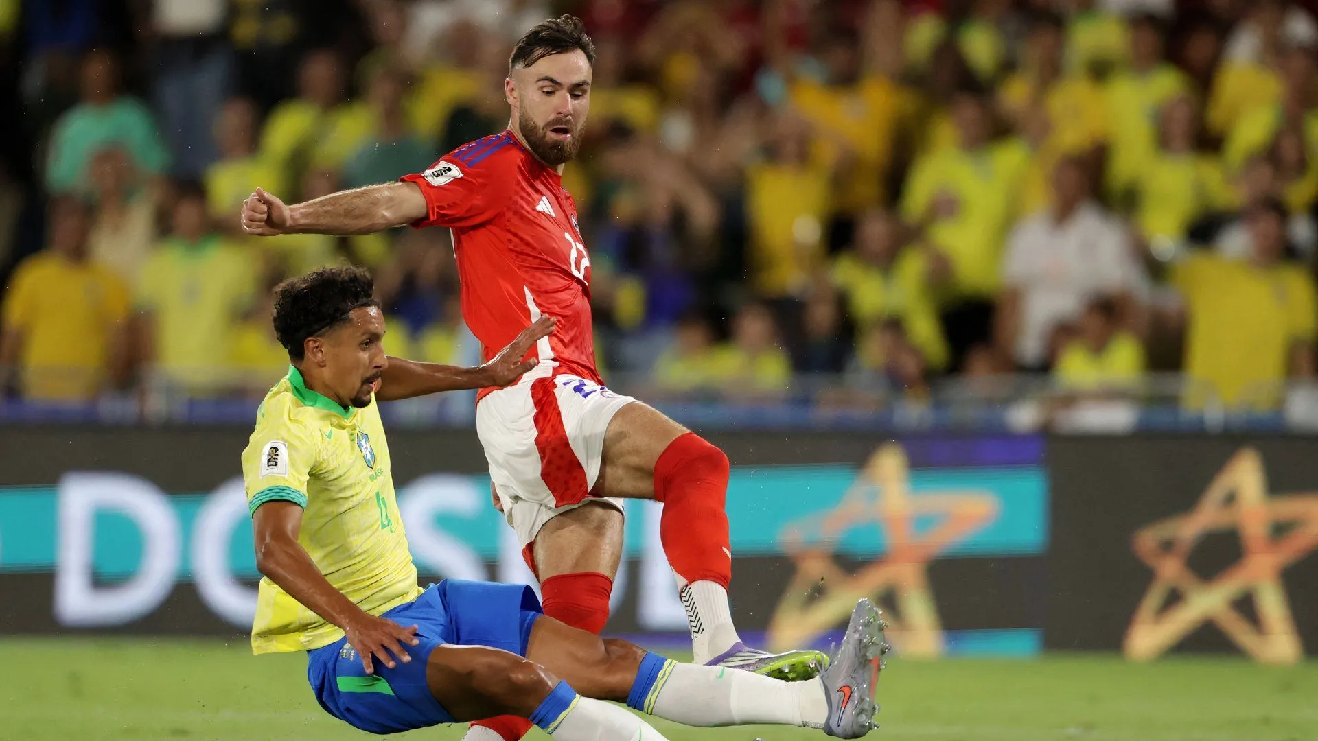 Ben Brereton Diaz của Chile đối đầu với Brazil