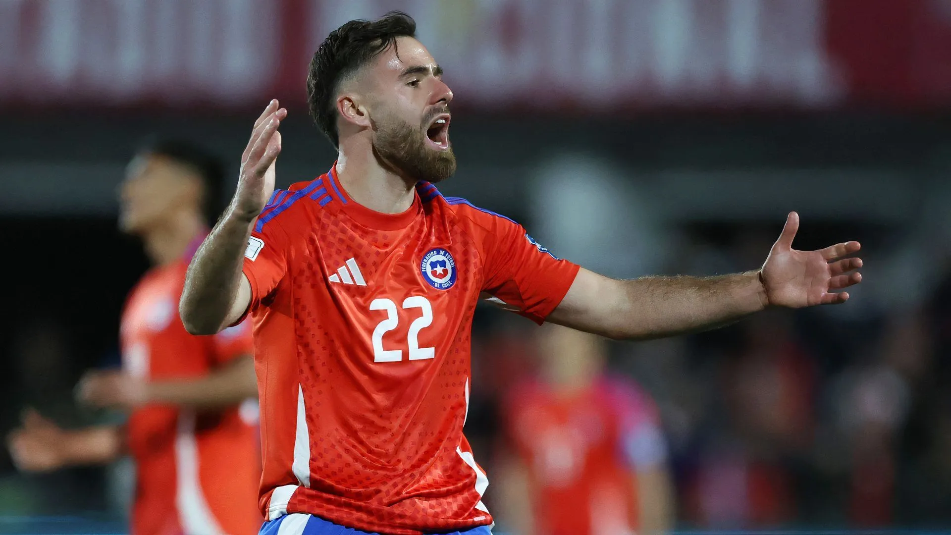 Ben Brereton Diaz trong trận đấu của Chile với Uruguay