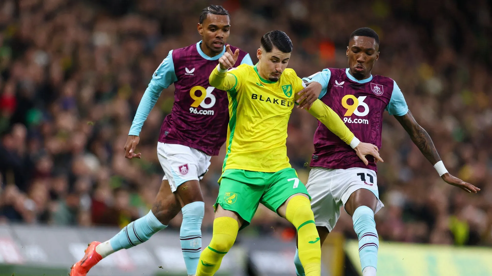 Borja Sainz rực sáng trong màu áo Norwich City đối đầu Burnley ở Championship