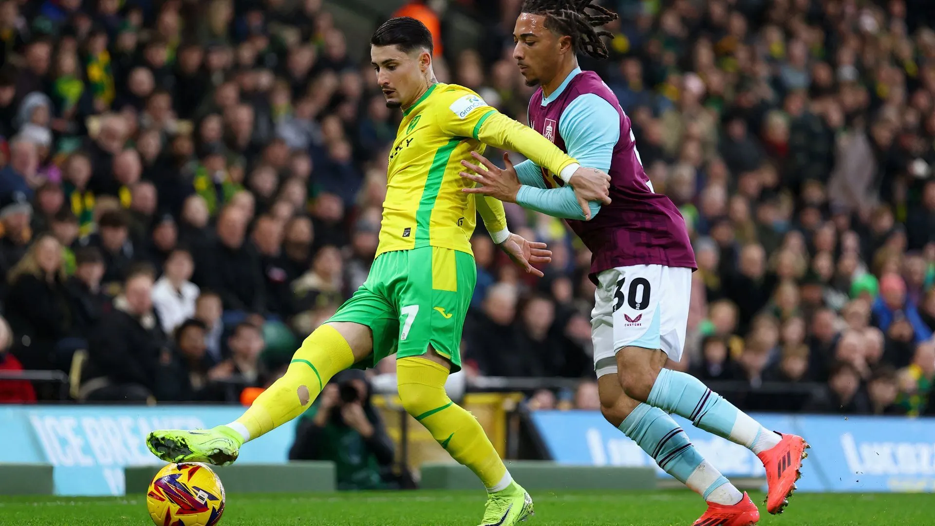 Borja Sainz thể hiện tài năng trong trận đấu của Norwich City trước Burnley, trước khi chuyển sang Porto