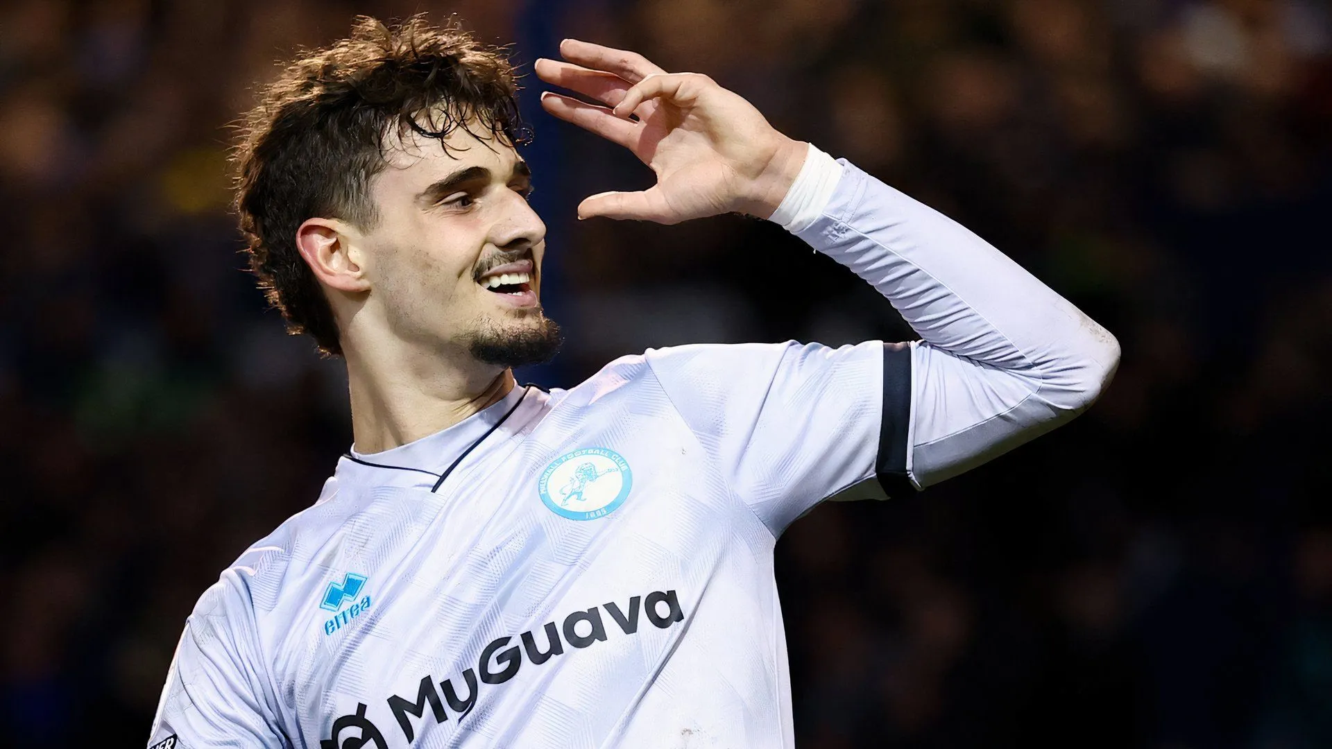 Cầu thủ trẻ Mihailo Ivanovic của Millwall trong trận đấu với Portsmouth