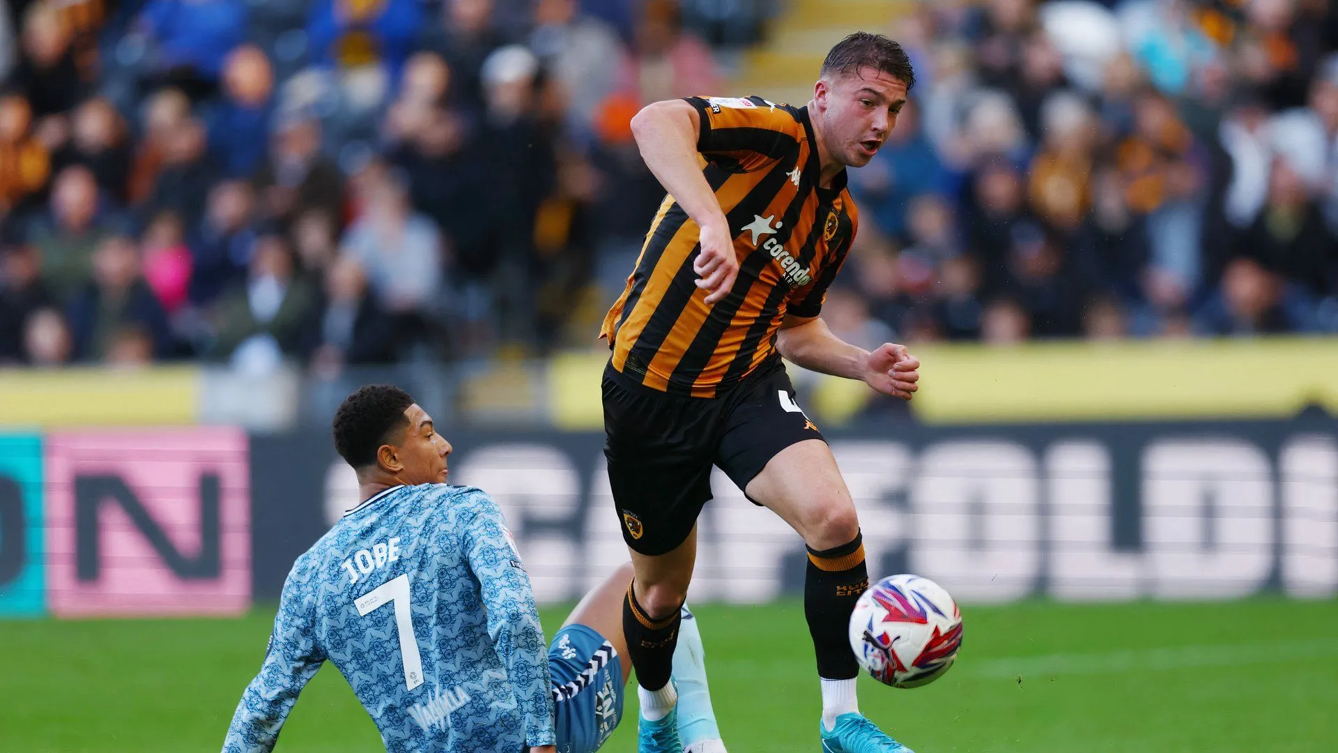 Charlie Hughes của Hull City trong trận đấu