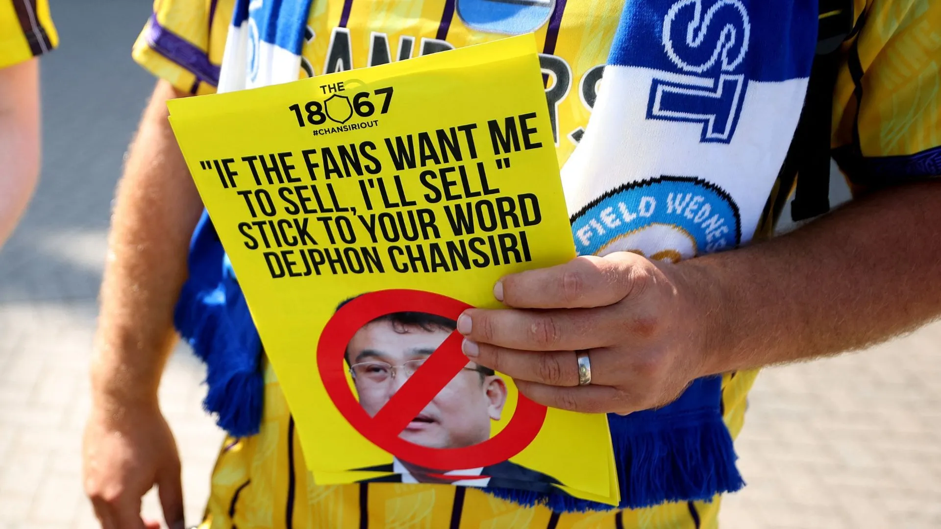 Cổ động viên Sheffield Wednesday biểu tình phản đối chủ sở hữu Dejphon Chansiri bên ngoài sân Hillsborough