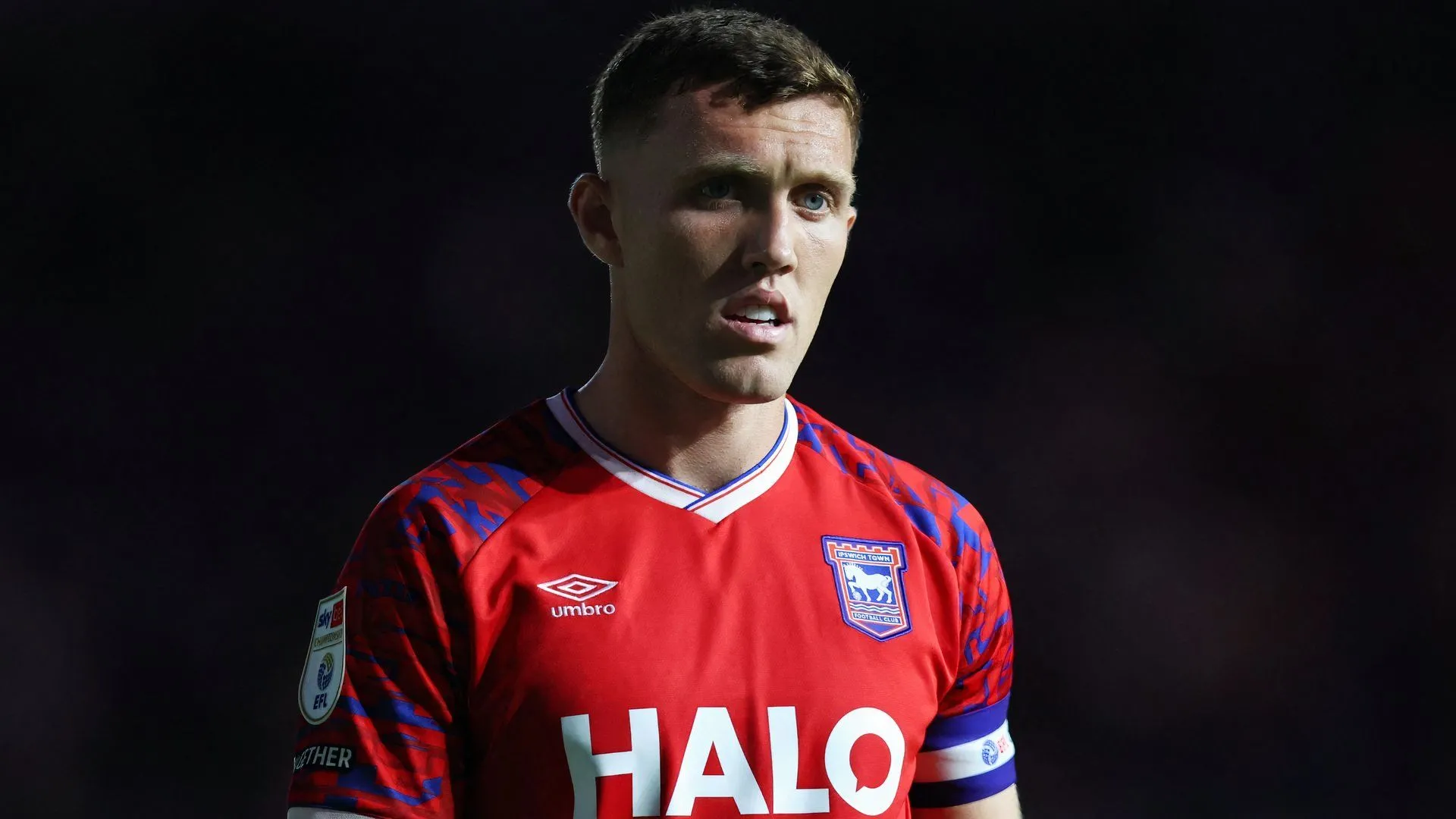 Dara O'Shea đang thi đấu cho Ipswich Town