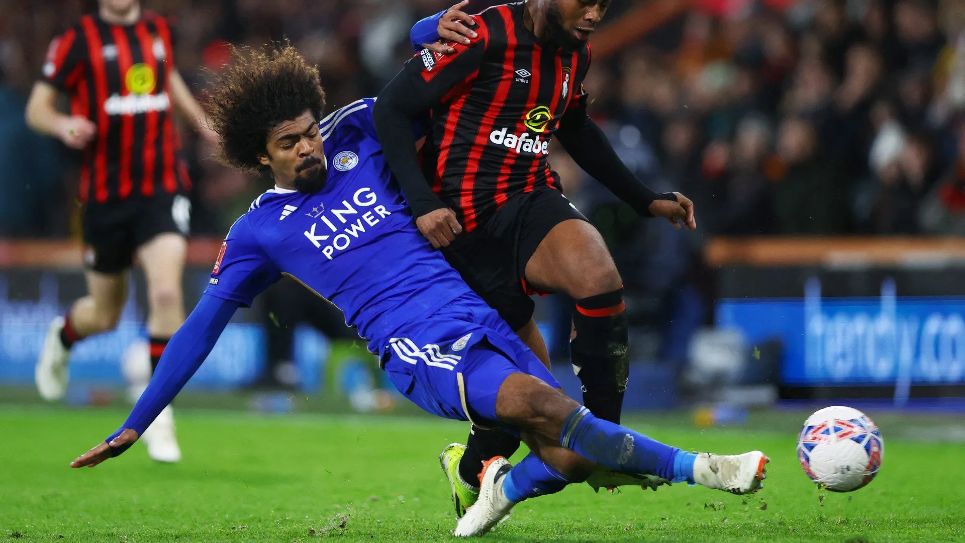 Hamza Choudhury thi đấu cho Leicester City