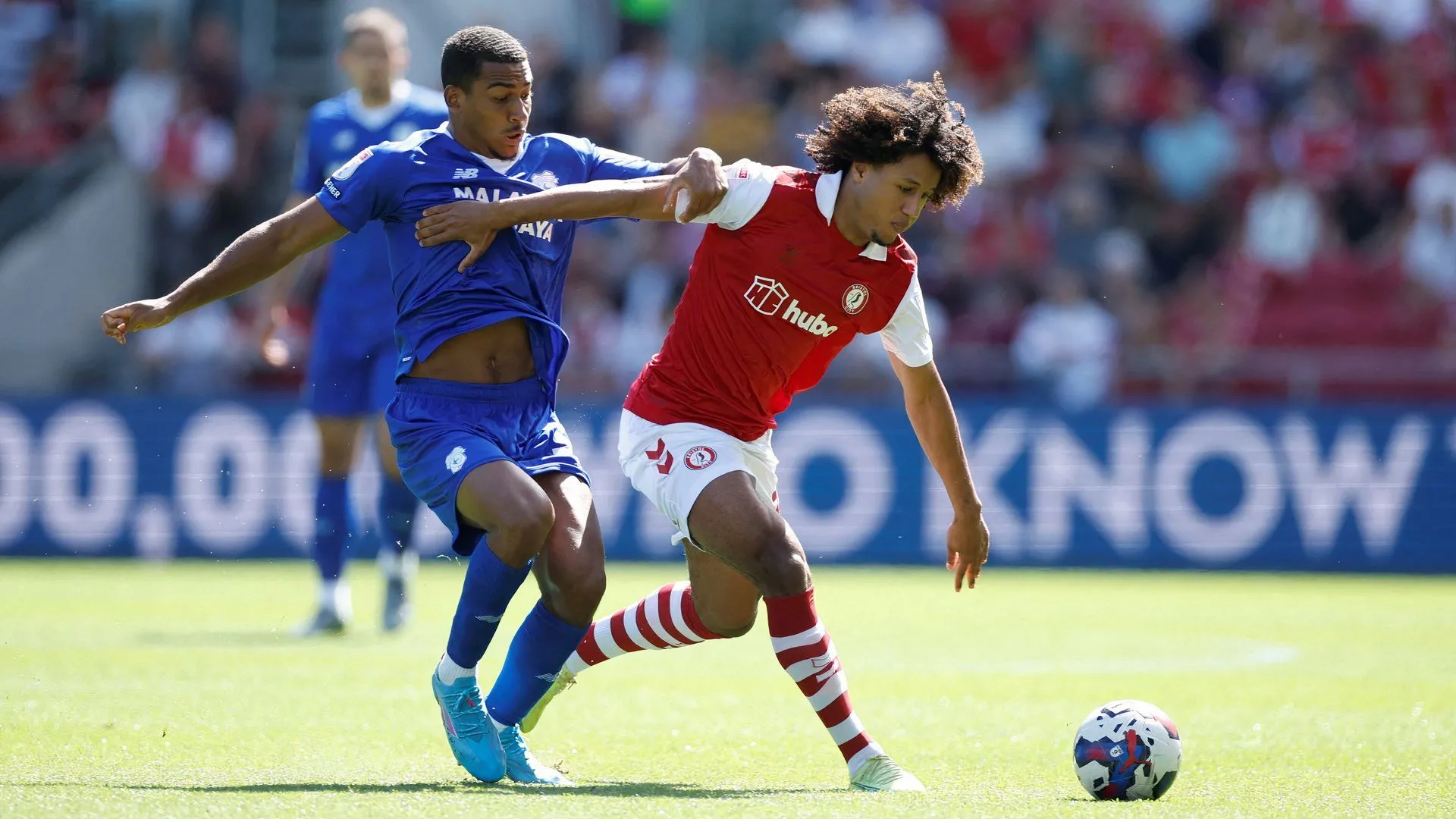 Han-Noah Massengo ra sân trong màu áo Bristol City sau bản hợp đồng 7 triệu bảng