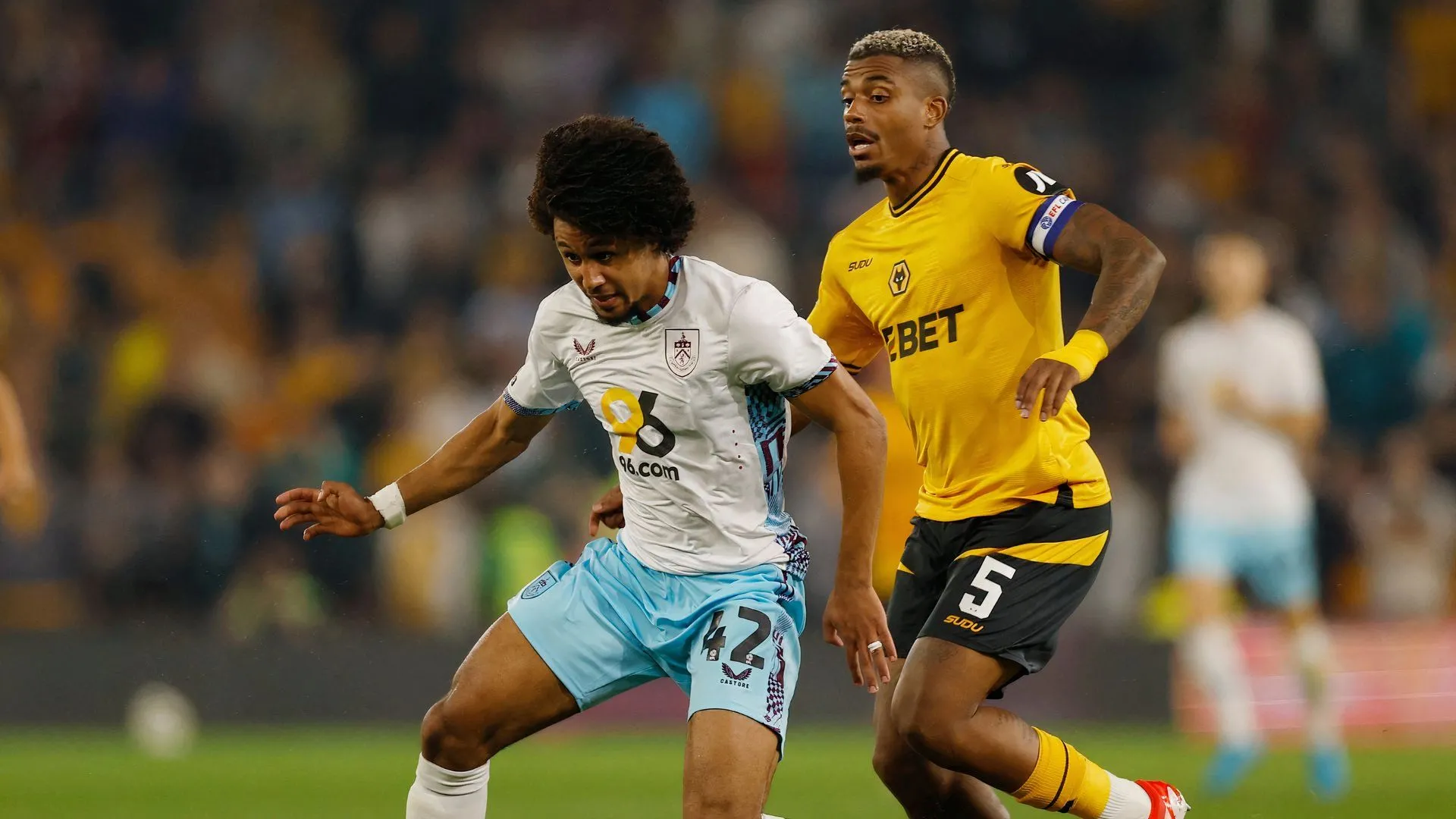 Han-Noah Massengo trong màu áo Burnley trong một trận đấu tại Premier League