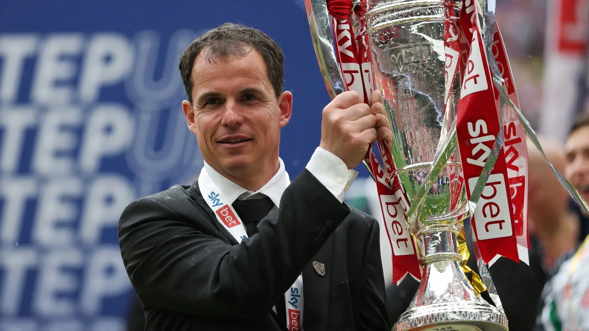HLV Regis Le Bris của Sunderland ăn mừng chiến thắng play-off Championship, giành quyền lên Premier League
