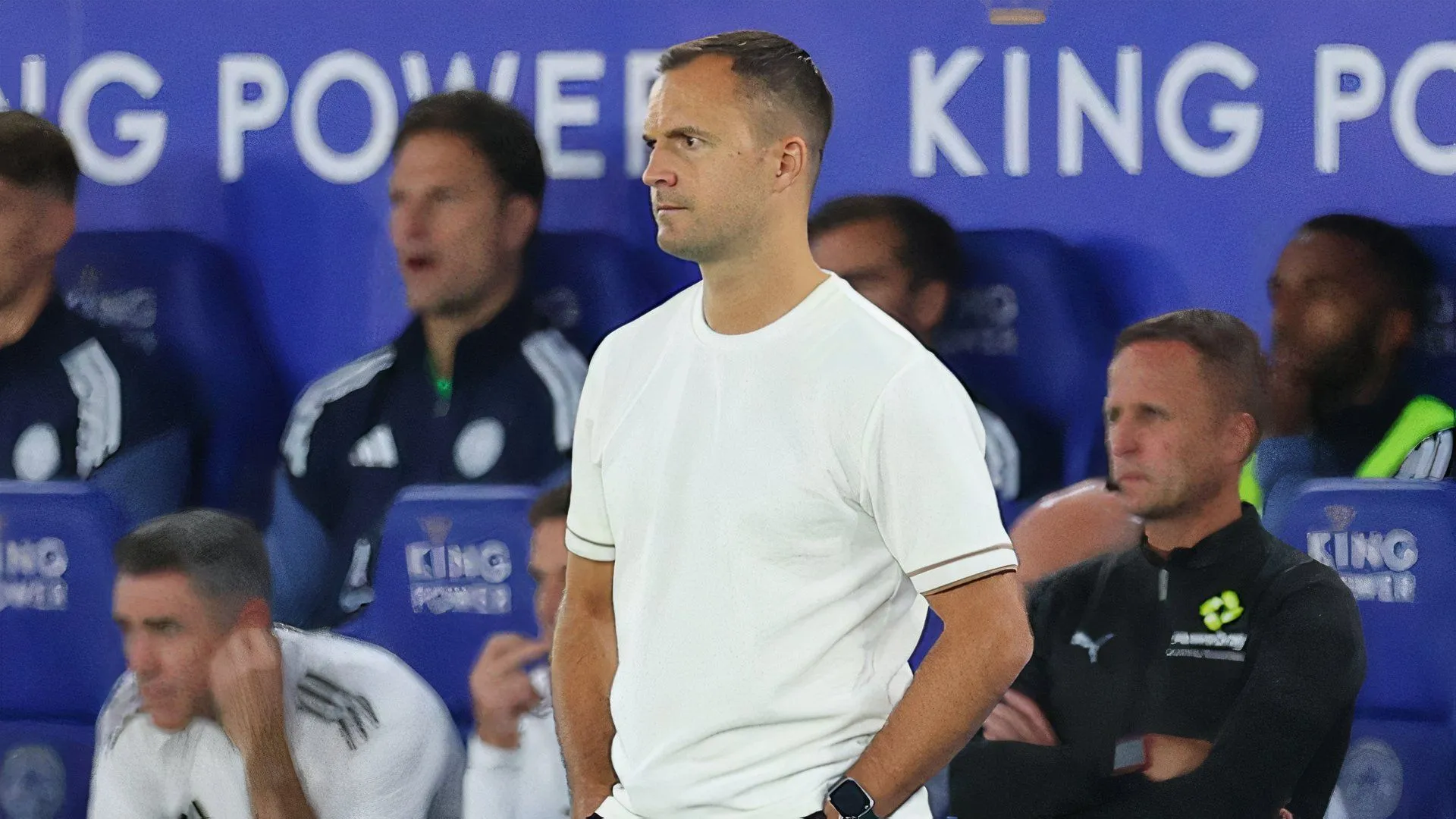 Huấn luyện viên Chris Davies của Birmingham City đứng trên đường biên trong trận đấu gặp Leicester City, thể hiện sự lo lắng về hàng công