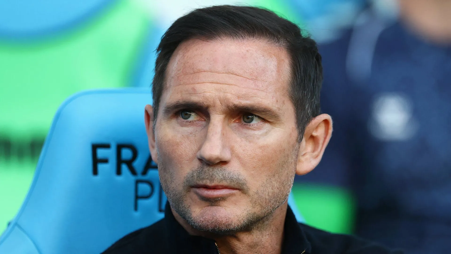 Huấn luyện viên Frank Lampard chỉ đạo Coventry City tại sân vận động CBS Arena, chuẩn bị cho trận đấu quan trọng.