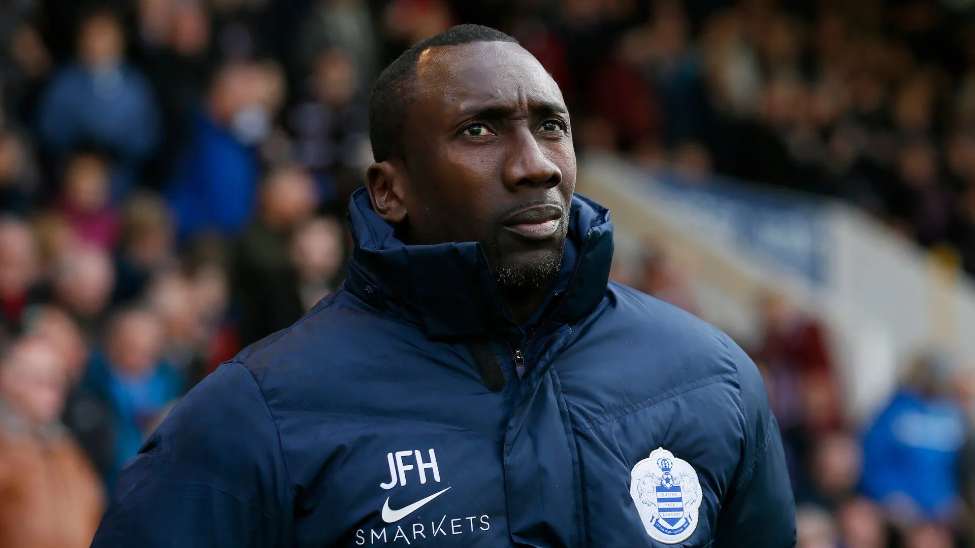 Huấn luyện viên Jimmy Floyd Hasselbaink trong thời gian dẫn dắt QPR, người mà Charlie Austin không ưa