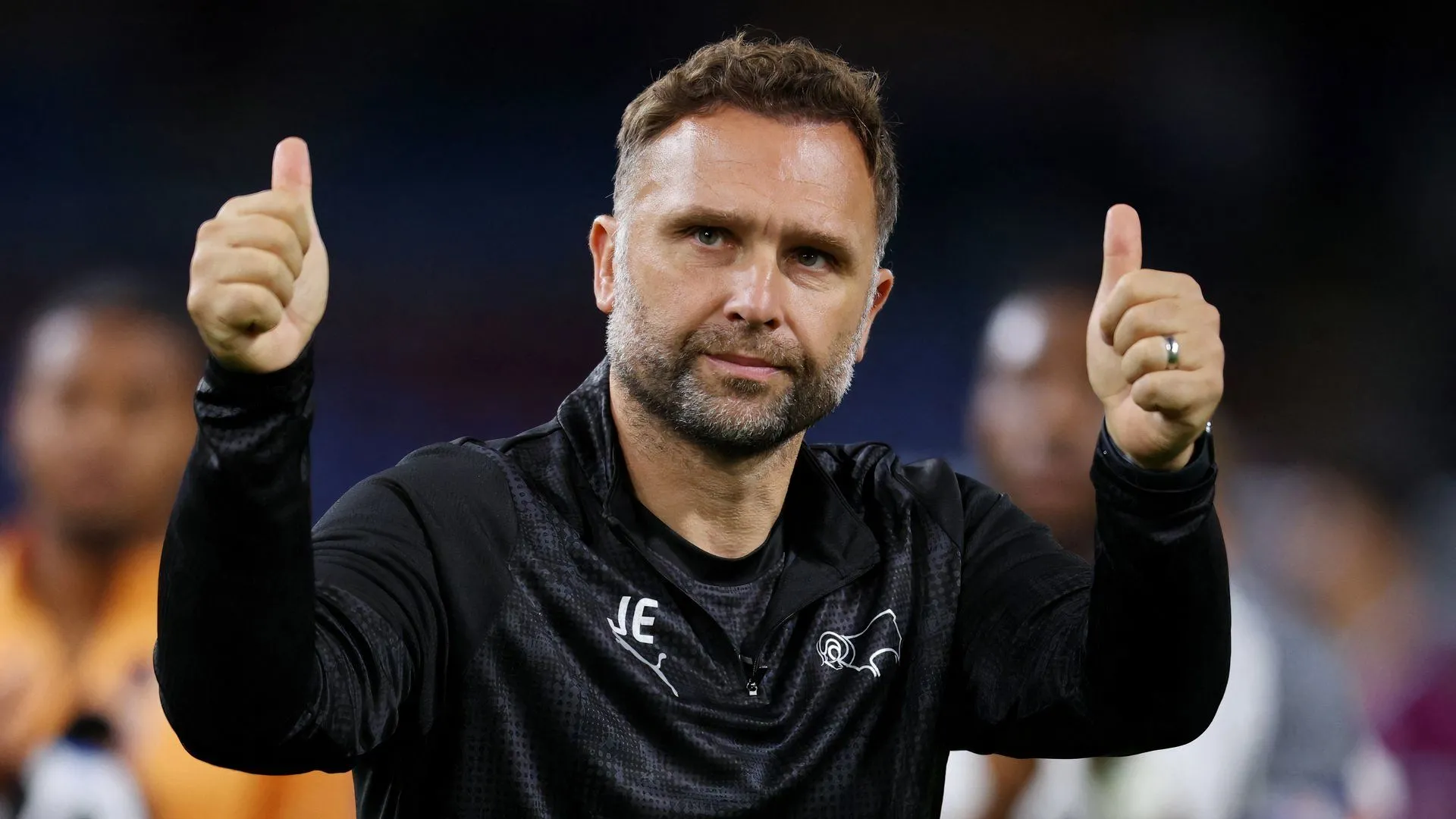 Huấn luyện viên John Eustace đang chỉ đạo trên sân, chiến thuật gây tranh cãi tại Derby County.