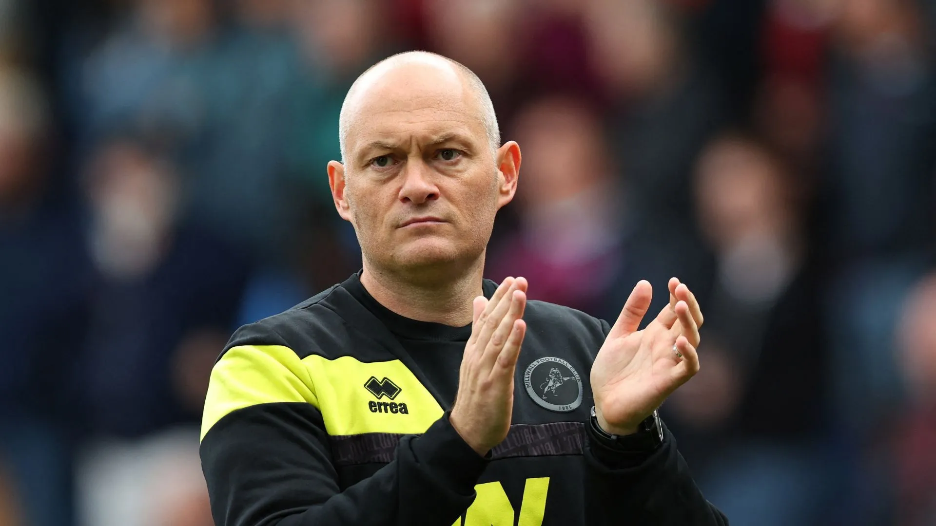 Huấn luyện viên trưởng Alex Neil chỉ đạo đội Millwall trong trận đấu