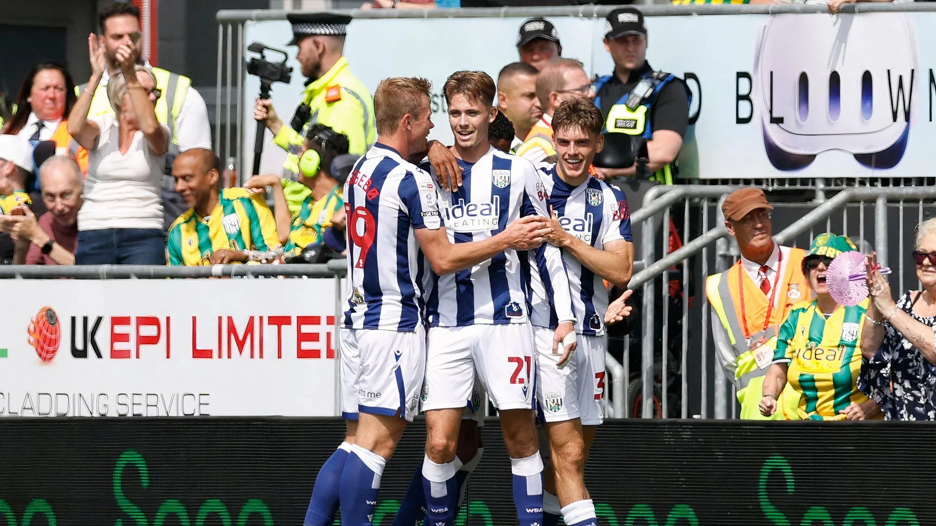 Isaac Price ghi bàn cho West Brom gặp Wrexham