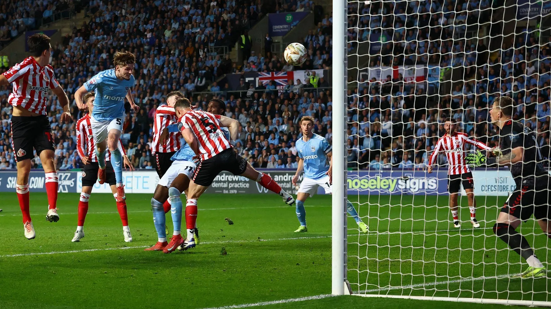 Jack Rudoni ghi bàn cho Coventry City gặp Sunderland