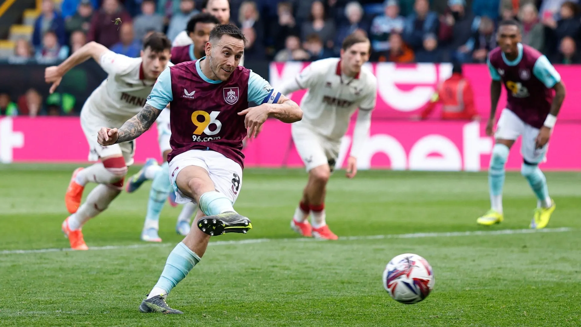 Josh Brownhill ra mắt câu lạc bộ Al Shabab tại Ả Rập Xê Út