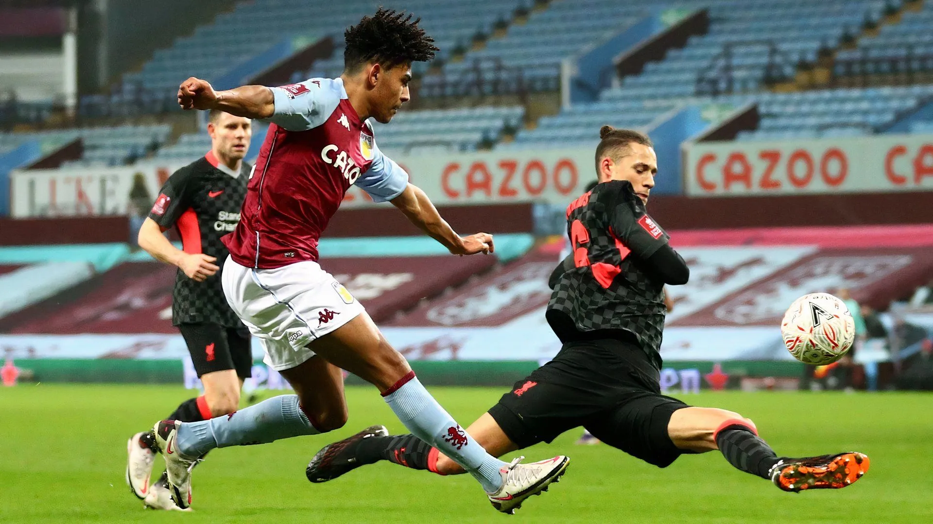 Kaine Kesler-Hayden trong màu áo Aston Villa, thể hiện tiềm năng từ học viện