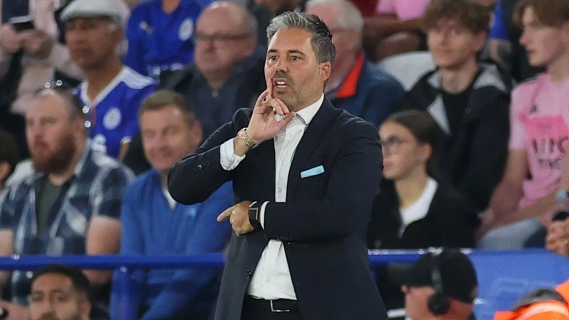 Marti Cifuentes, huấn luyện viên trưởng Leicester City, chỉ đạo đầy năng lượng trong trận đấu.
