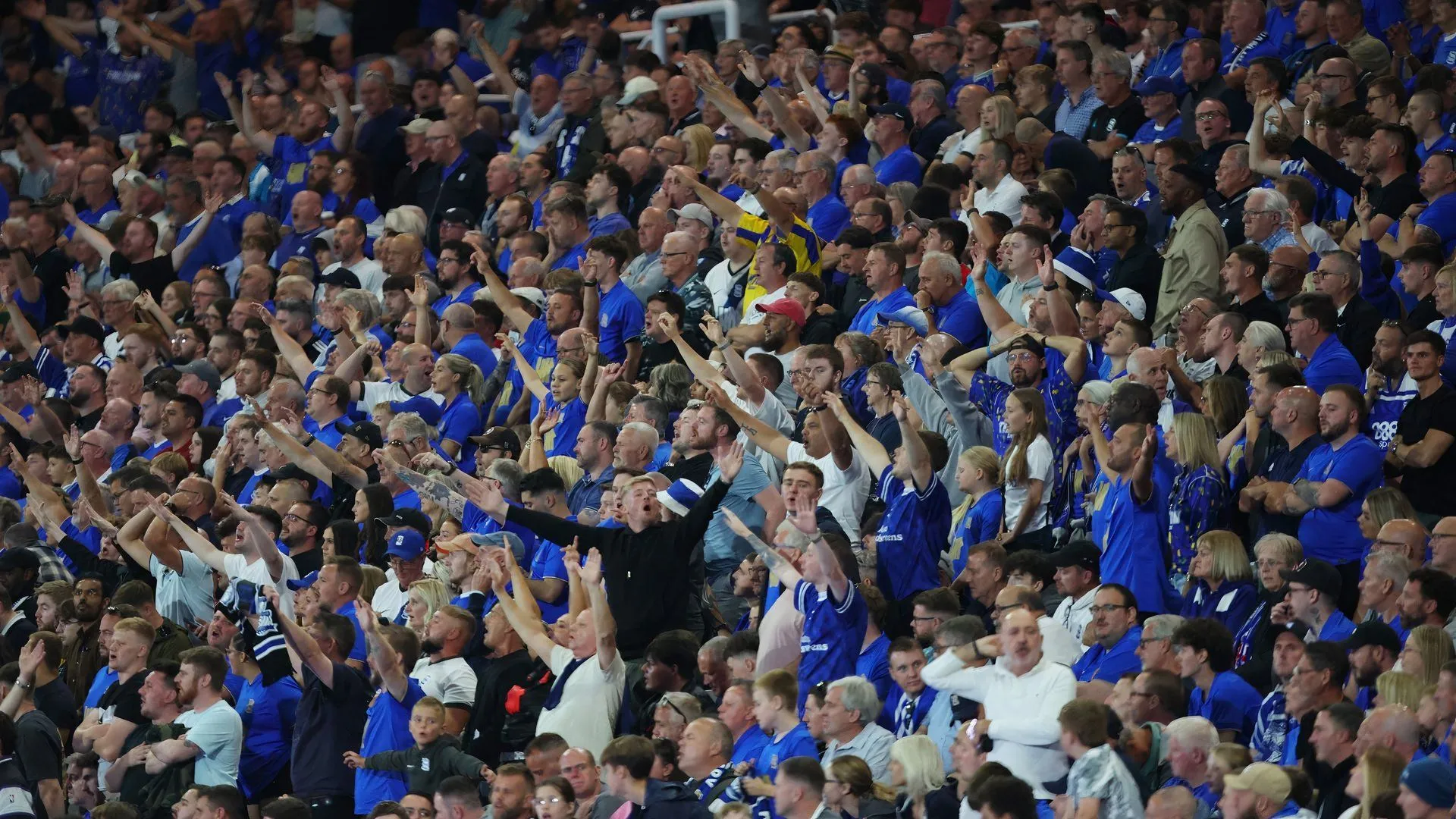 Người hâm mộ Birmingham City cổ vũ cuồng nhiệt, thể hiện niềm tin vào tương lai của câu lạc bộ