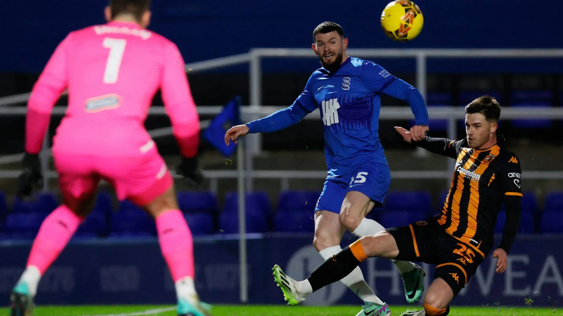 Oliver Burke trong màu áo Birmingham City, giai đoạn khó khăn ở giải Championship