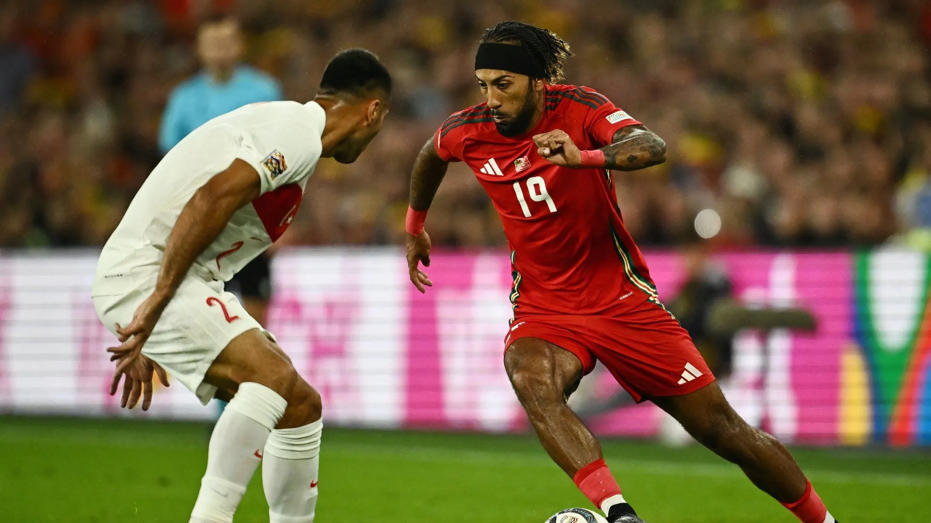 Sorba Thomas thi đấu cho Wales gặp Thổ Nhĩ Kỳ
