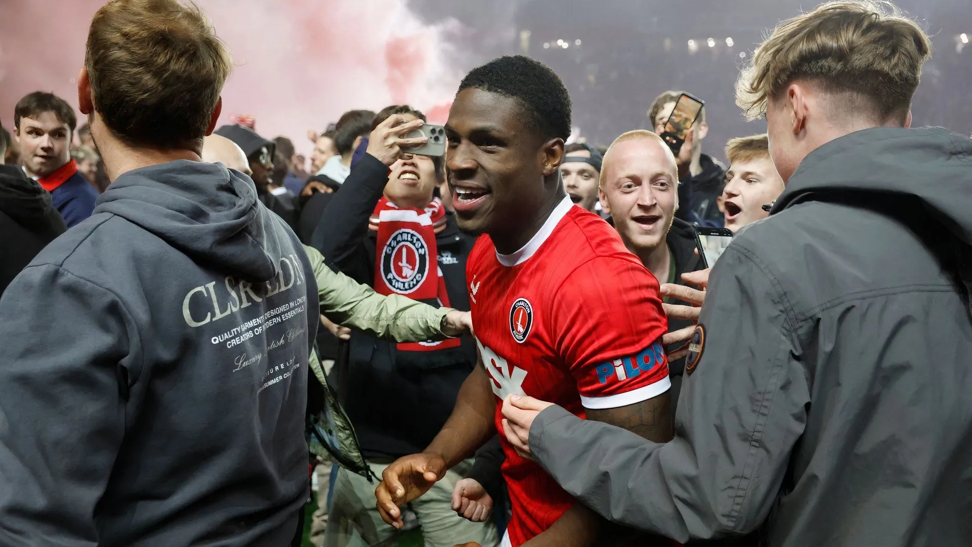 Thierry Small trong màu áo Charlton Athletic với kỹ năng tấn công ấn tượng