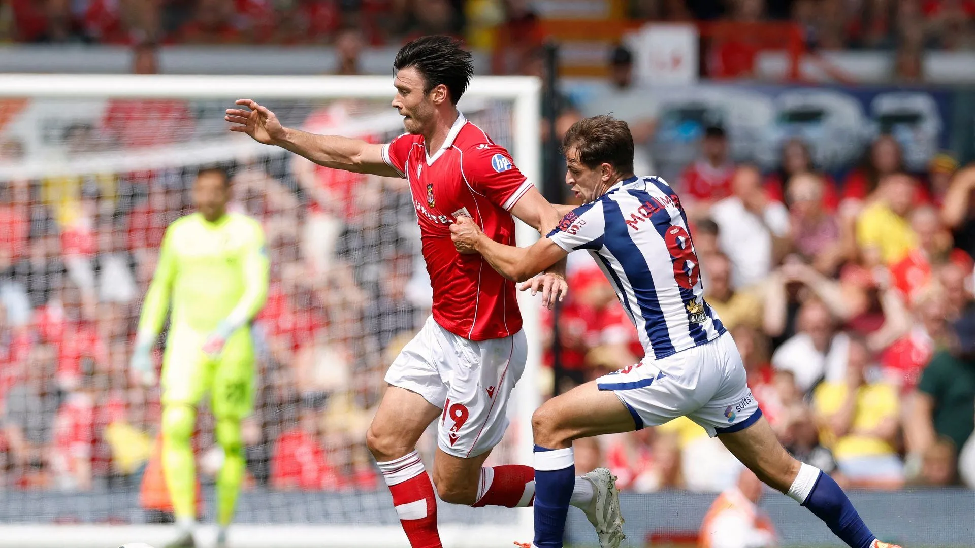 Tiền đạo Kieffer Moore trong màu áo Wrexham, đang bùng nổ phong độ tại Championship và đấu trường quốc tế.