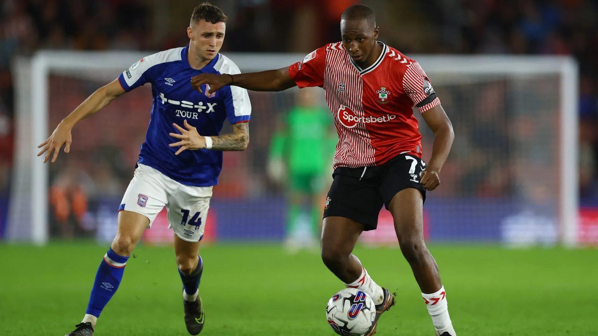Tiền vệ Joe Aribo của Southampton trên sân cỏ