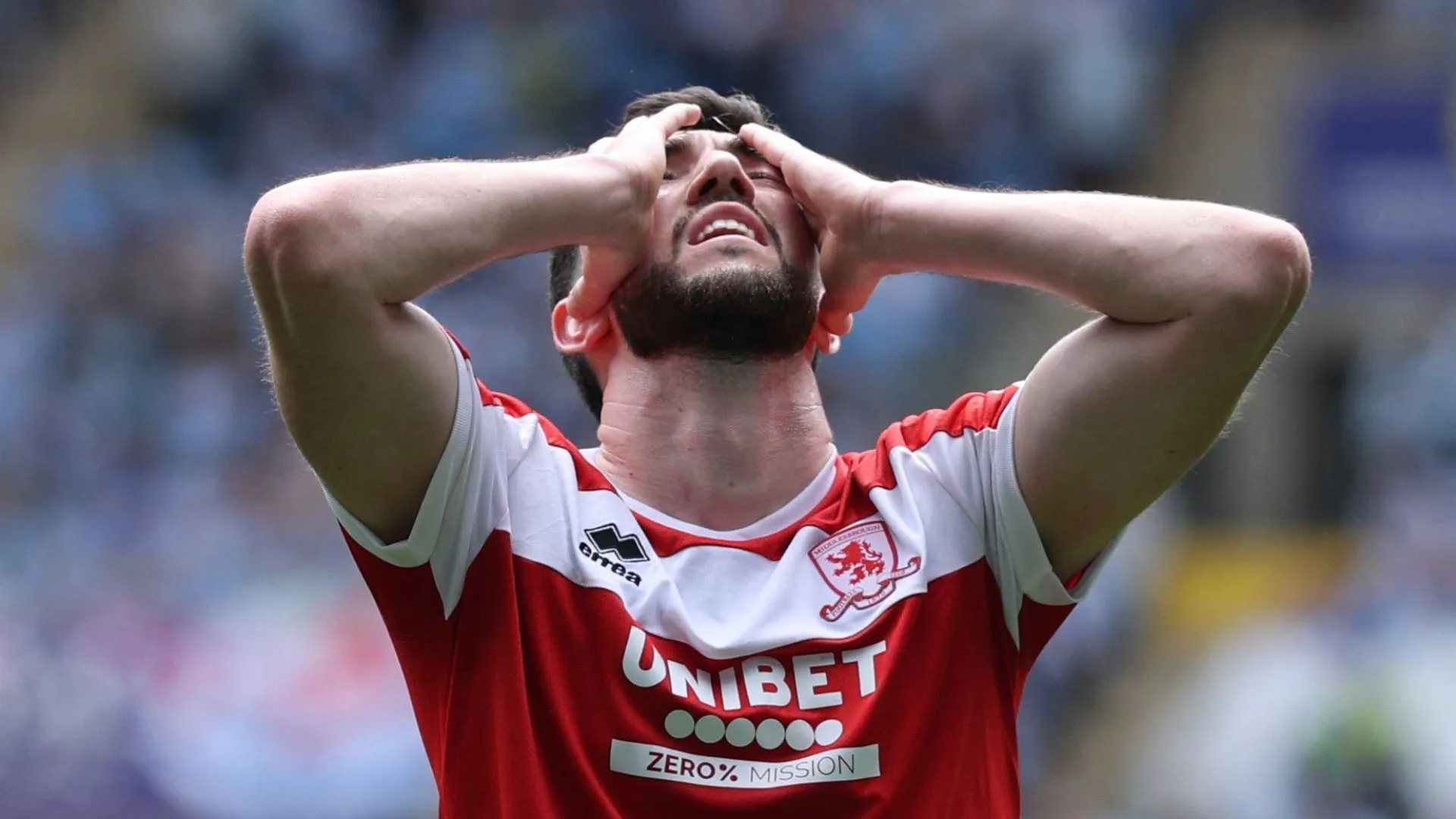Tiền vệ tấn công Finn Azaz, người đã rời Middlesbrough sang Southampton