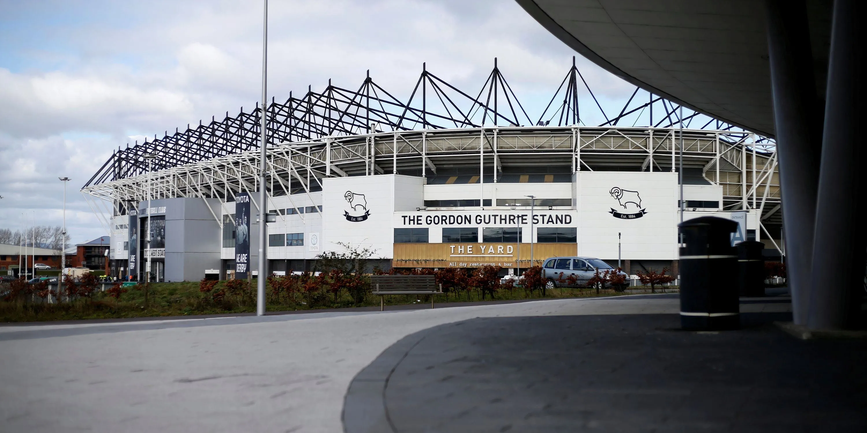 Toàn cảnh sân vận động Pride Park của Derby County, nơi đội bóng đang chật vật tìm kiếm chiến thắng sân nhà.