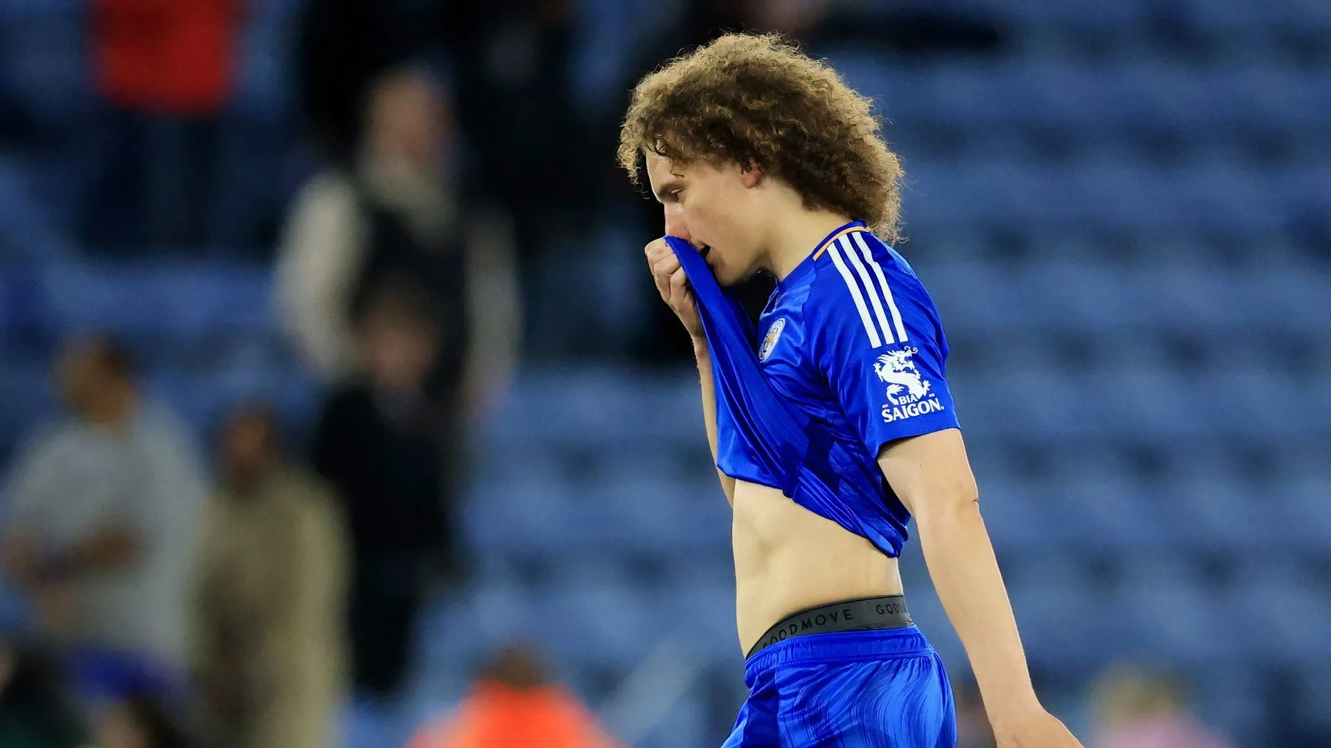 Wout Faes với chiếc áo Leicester City trên mặt
