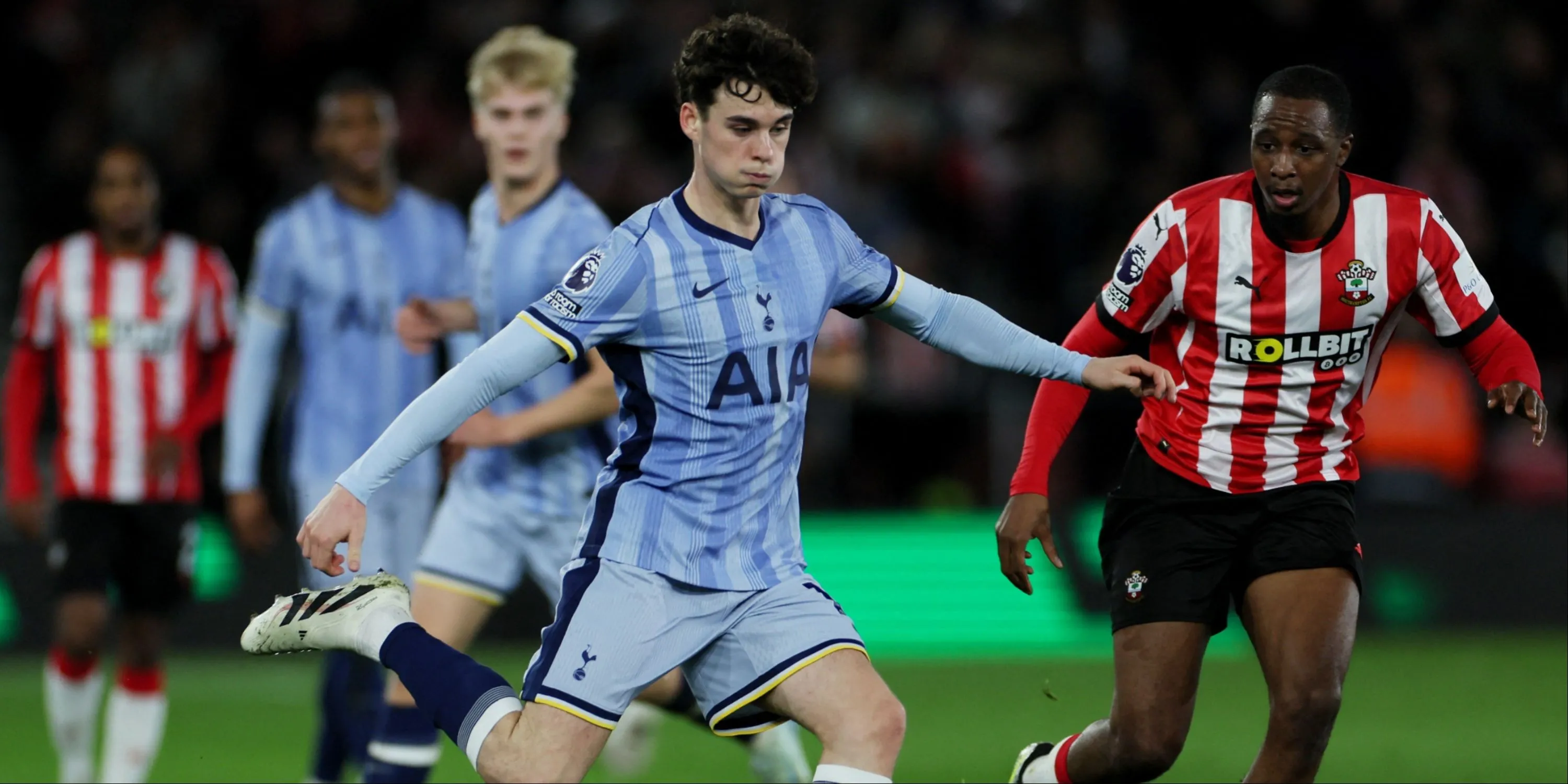 Tottenham: Những tài năng trẻ có thể trở thành “Modrić mới” của Spurs 15 Archie Gray thi đấu cho Tottenham, thể hiện sự đa năng ở nhiều vị trí