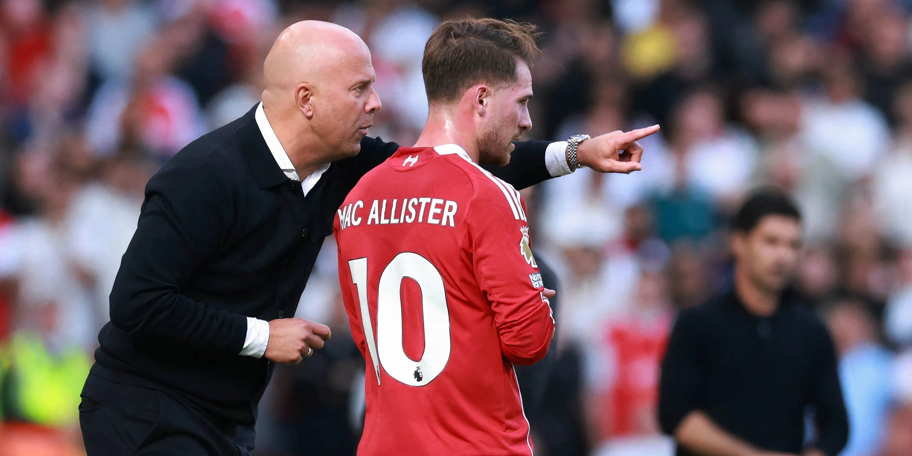 Arne Slot và Alexis Mac Allister trên sân tập Liverpool