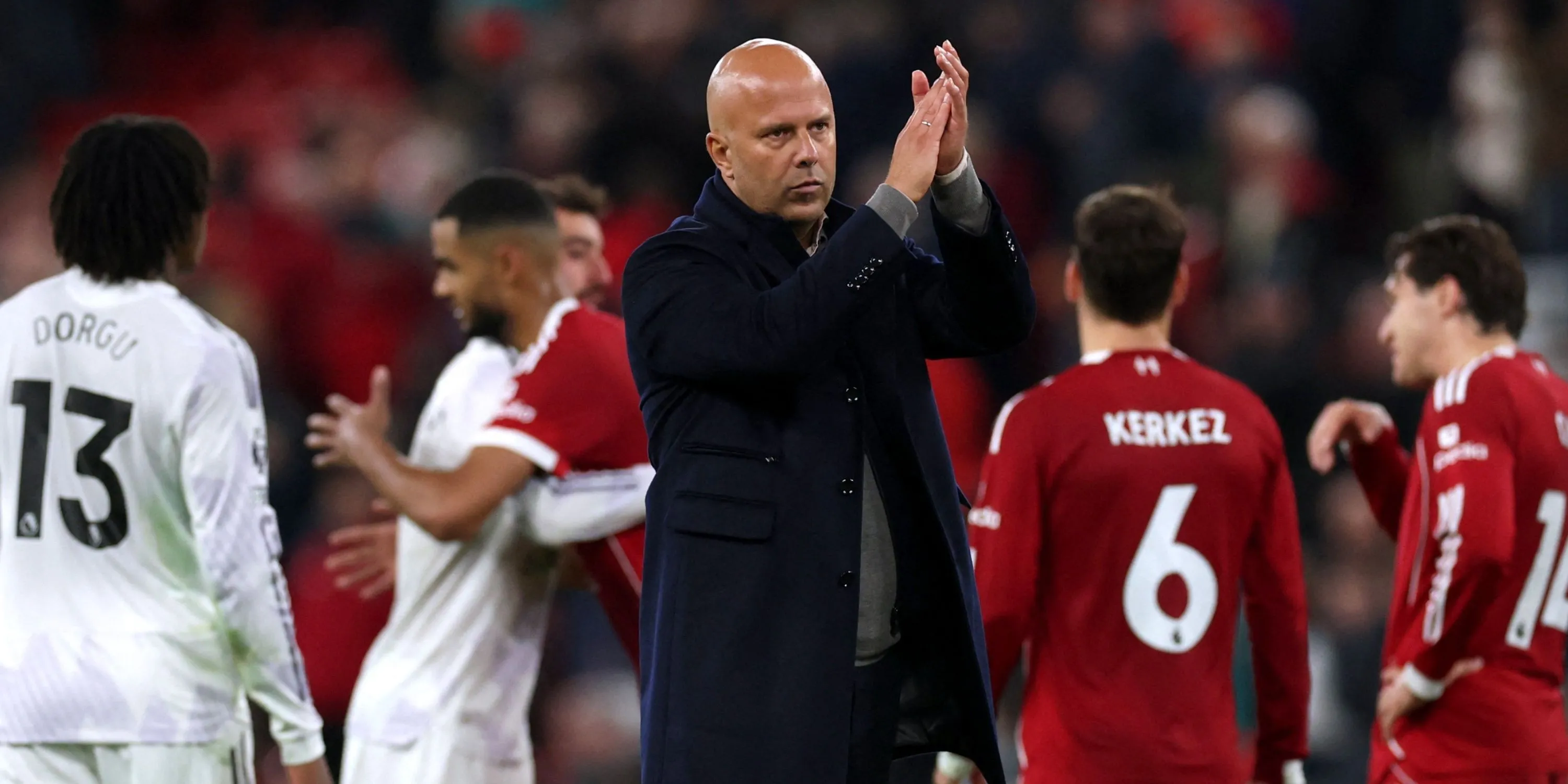 Arne Slot vẫy tay cảm ơn CĐV sau trận đấu tại Anfield