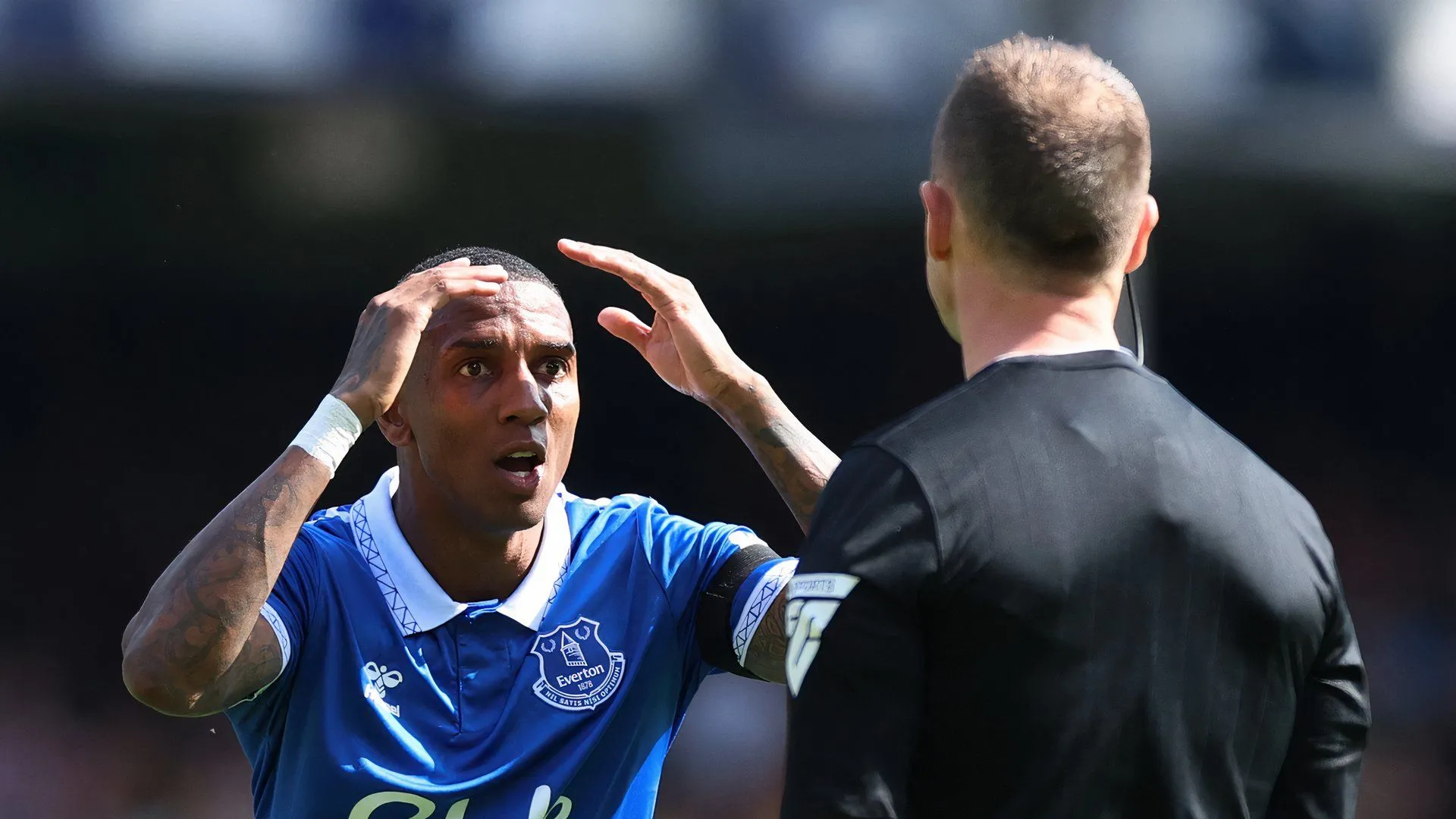 Ashley Young vẫn chơi năng động dù ở giai đoạn cuối sự nghiệp, ký hợp đồng một năm với Ipswich