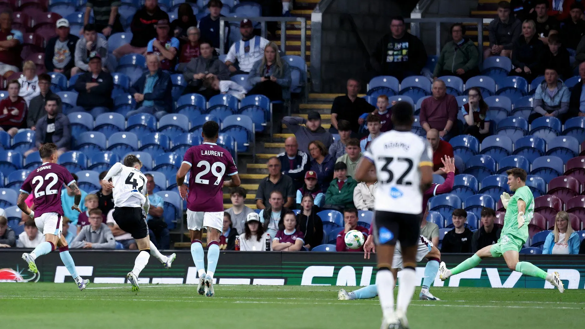 Bobby Clark ăn mừng bàn thắng cho Derby County trước Burnley