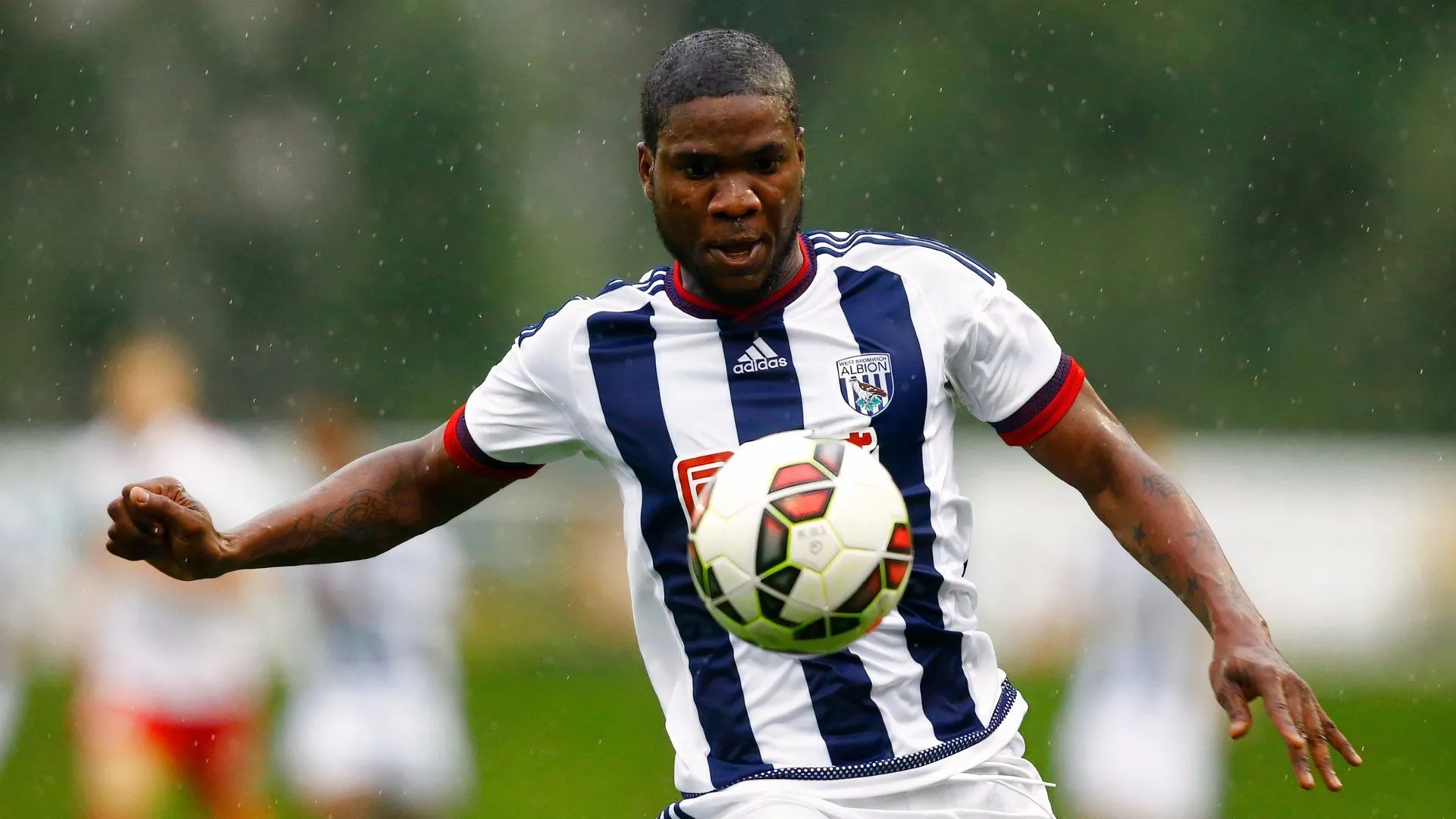 Brown Ideye ăn mừng bàn thắng cho West Brom trên sân Hawthorns