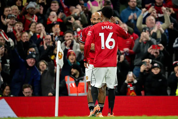 Bryan Mbeumo và Amad Diallo ăn mừng bàn thắng trước Brighton tại Stretford End, thể hiện sự kết nối trên hàng công Man United.
