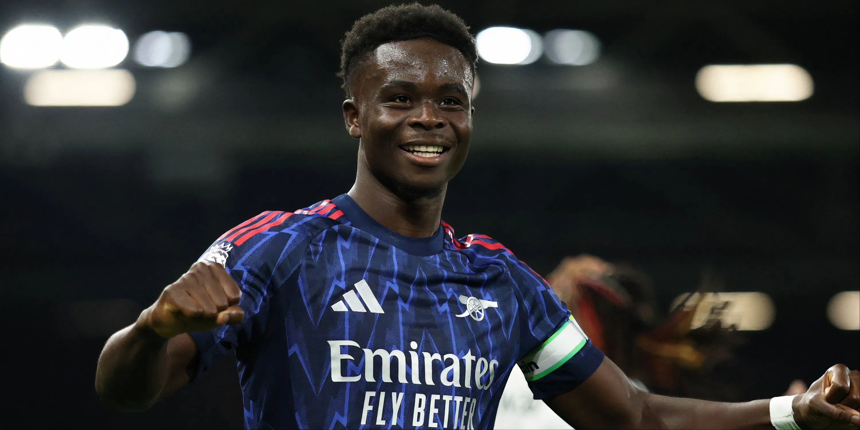 Bukayo Saka đi bóng tấn công cho Arsenal tại Craven Cottage