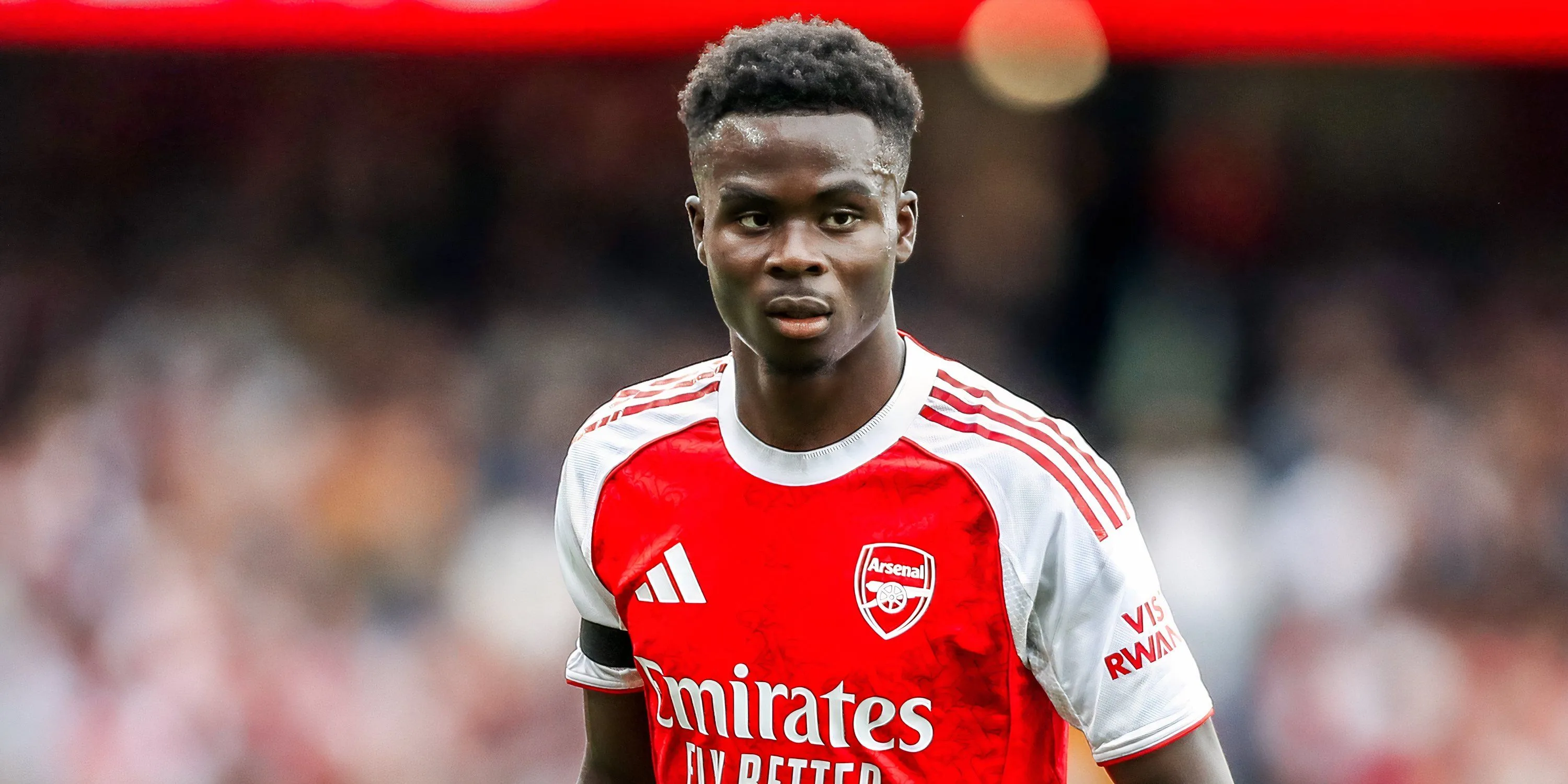 Bukayo Saka trong trận đấu cho Arsenal - minh họa thu nhập cố định từ việc góp mặt ở vòng bảng