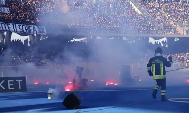Cảnh quay an ninh Stadio Via del Mare ghi lại vụ ẩu đả giữa cổ động viên Lecce và Napoli, người đàn ông dùng dây lưng tấn công