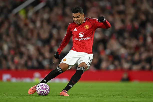 Casemiro trong màu áo Man United, biểu tượng vai trò phòng ngự ổn định