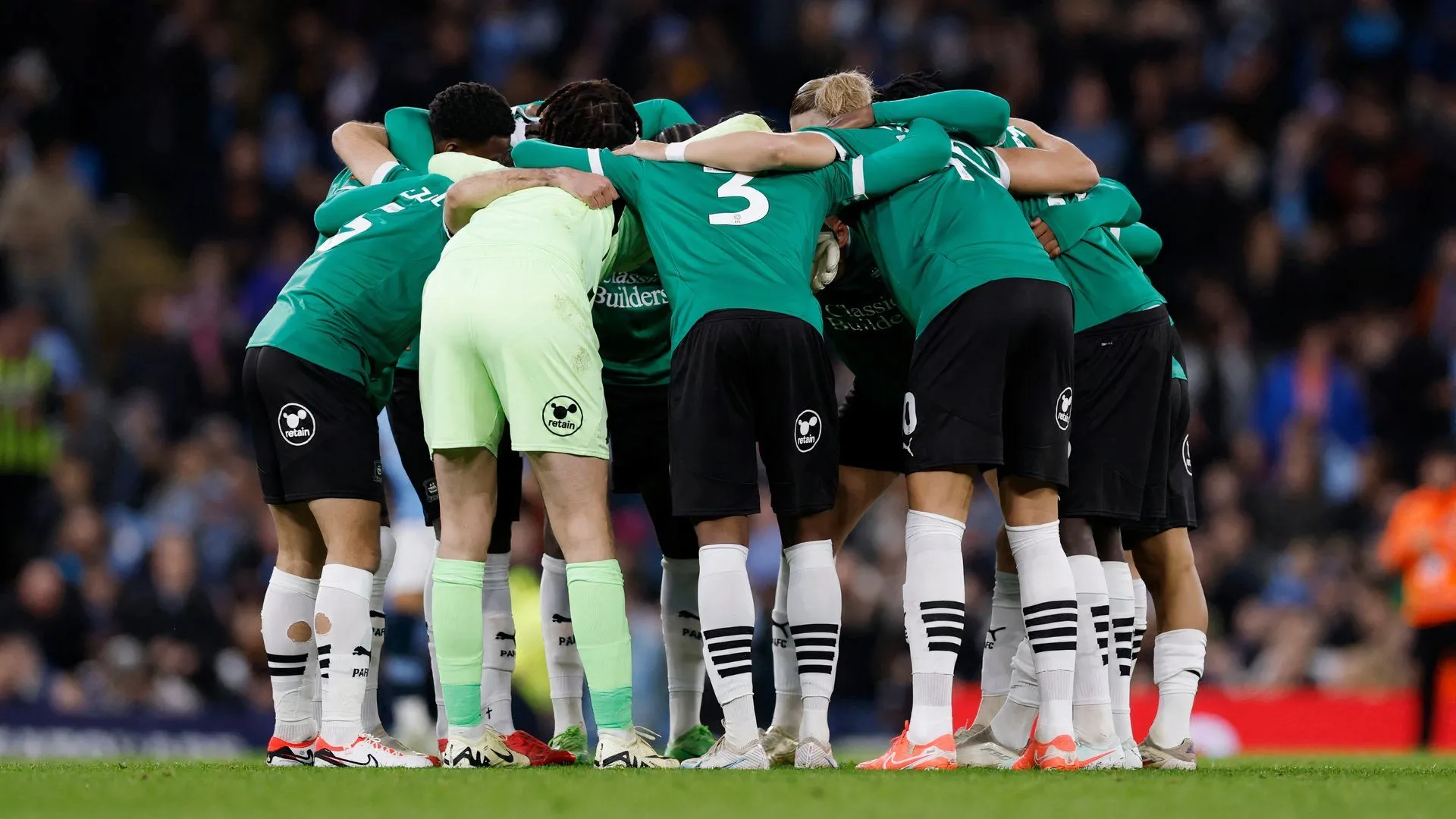 Cầu thủ Plymouth Argyle rời sân sau trận đấu trên sân nhà Home Park, dấu hiệu phong độ sa sút của đội