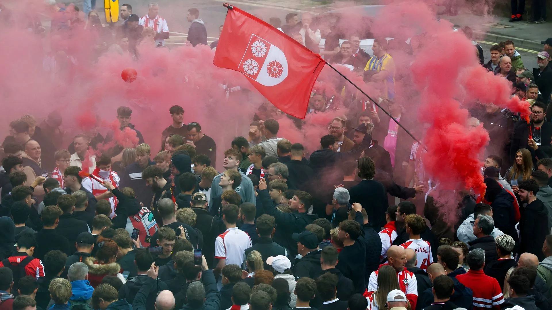 CĐV Southampton phản ứng sau thất bại trên sân Blackburn