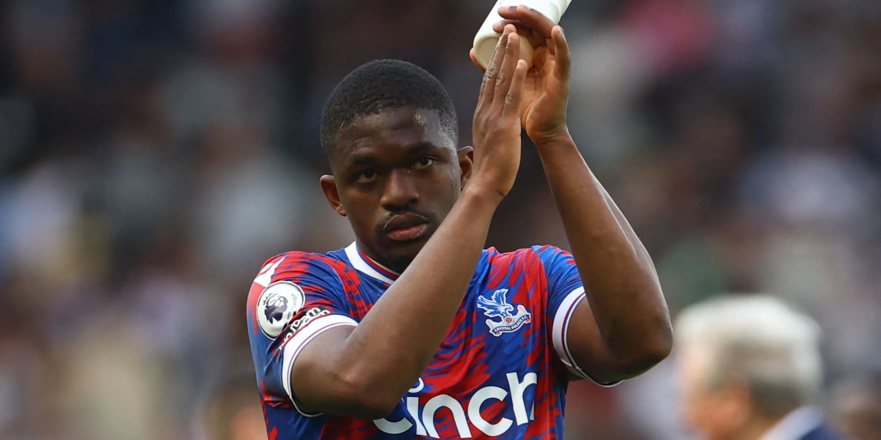 Cheick Doucouré trong màu áo Crystal Palace, mô tả chấn thương đầu gối và ảnh hưởng lên tuyến giữa