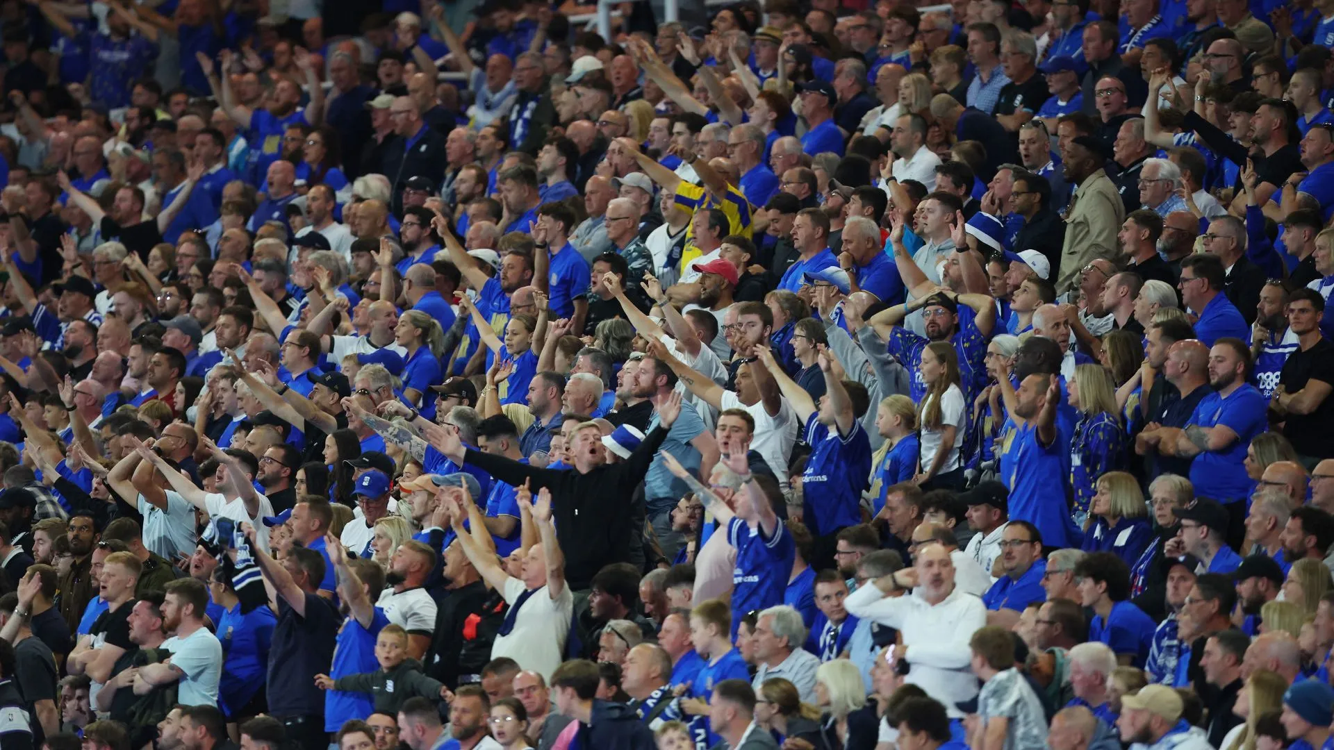 Cổ động viên Birmingham City trong bầu không khí cổ vũ
