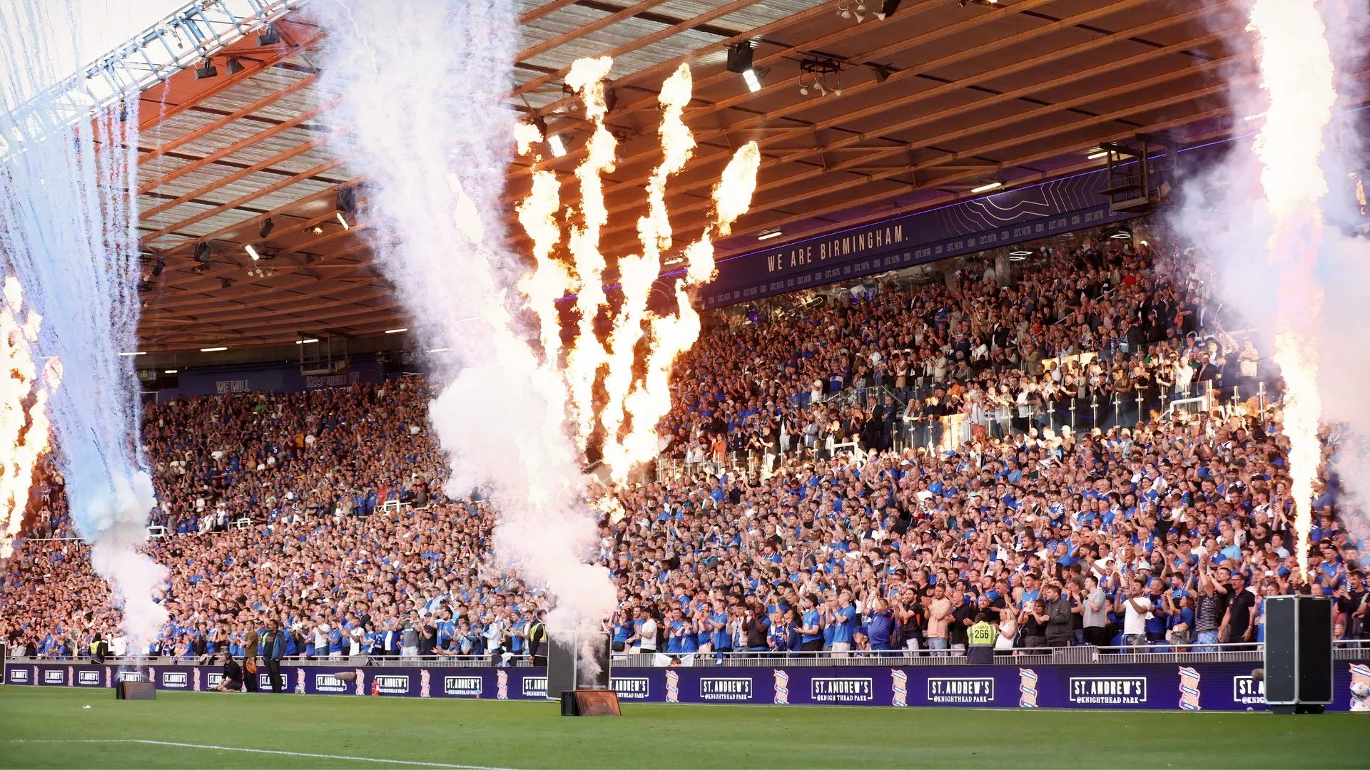 Cổ động viên Birmingham tạo bầu không khí cuồng nhiệt tại St Andrew's trong một trận đấu mùa giải