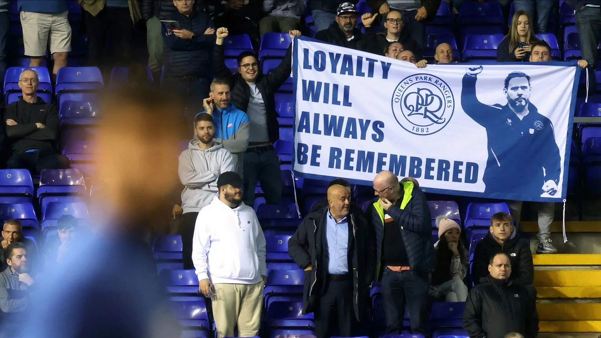 Rumarn Burrell: Bản hợp đồng 'ngầm' của QPR có thể đưa Hoops vào cuộc đua play-off 12 Cổ động viên QPR trên khán đài cổ vũ đội bóng Hoops trong mùa giải Championship