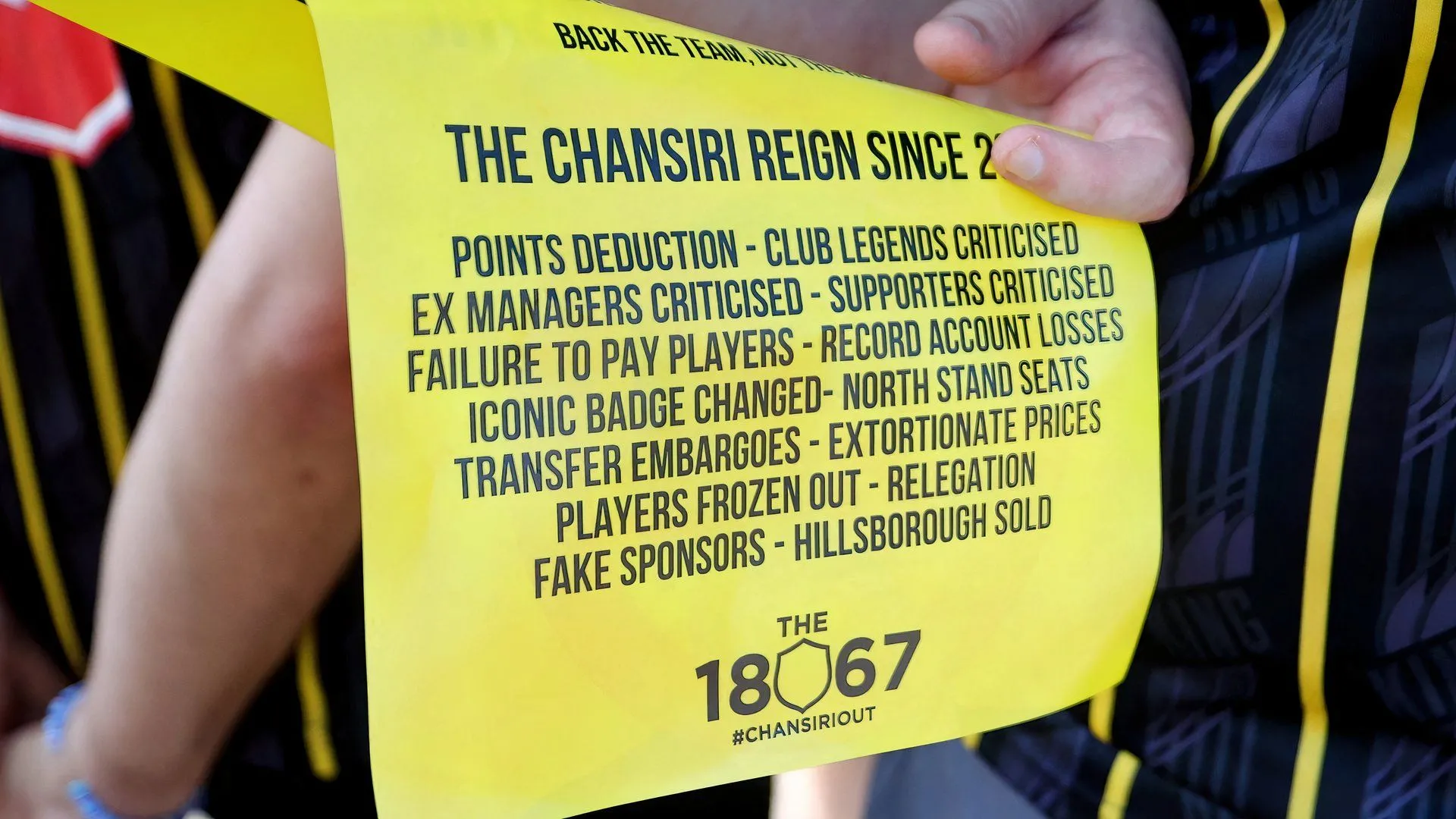 Cổ động viên Sheffield Wednesday biểu tình chống chủ sở hữu Dejphon Chansiri, phản ánh khủng hoảng tài chính và quản trị tại CLB